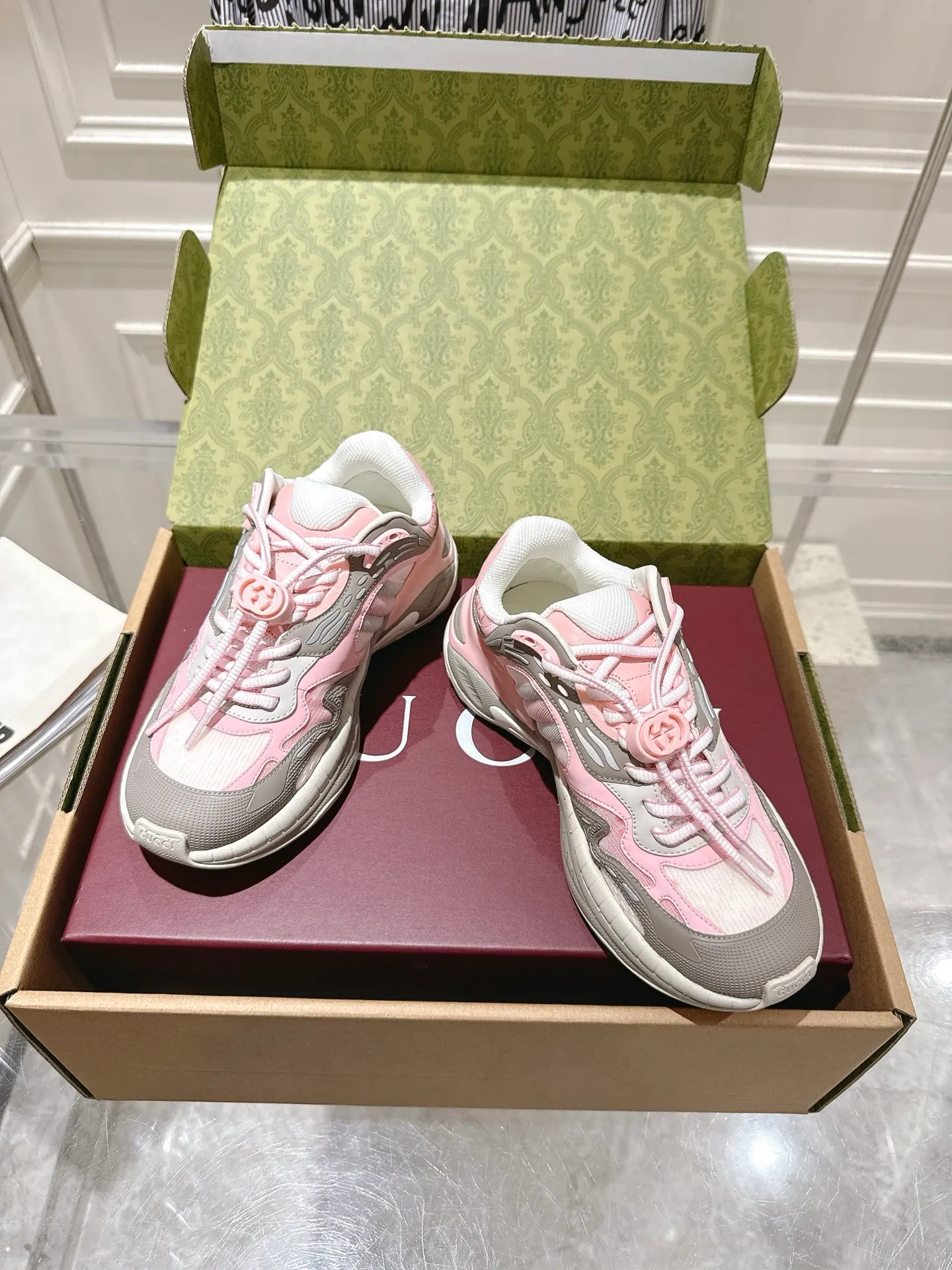 👟👟Ex-factory price 980👟👟Upgraded version with airplane case Gucci Gucci 25ss hot new style couple style retro sports shoes dad shoes This Gucci 2.0 reinterprets the brand's iconic striped webbing elements. This new interpretation of iconic details uses EVA thick soles with a smart silhouette, bringing a stable and comfortable wearing experience. Delivered in exquisite packaging. Fabric: Made of original imported cowhide/technical fabric. Inner foot pad: Breathable mesh. Heel height: 4cm. Sole: Original customized ultra-light foam rubber outsole. Size: 35-45 (women's size 40, men's size 45, custom-made, non-returnable)